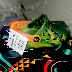 New kids camo foamies light up sz 6 $10.00